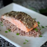 Salmão com crosta de castanhas e arroz de polvo