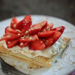 Tortinhas de massa folhada com morango, creme com toque de mel e castanha