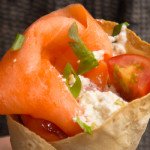 Receita de wrap de salmão defumado, cottage e tomate cereja