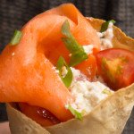 Receita de wrap de salmão defumado, cottage e tomate cereja