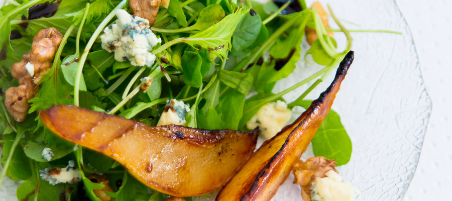 Salada de pera, gorgonzola e nozes