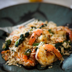 Arroz com camarão, brócolis e tomate cereja