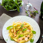 Fusilli com salmão, folhas e limão.