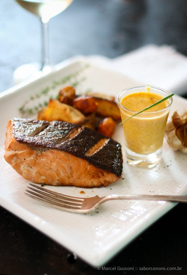 Salmão ao molho de iogurte e curry