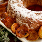 Bolo de anjo com pêssegos caramelizados e calda de manjericão