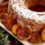 Bolo de anjo com pêssegos caramelizados e calda de manjericão