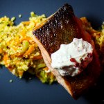 Salmão com molho de cream cheese e couscous de legumes