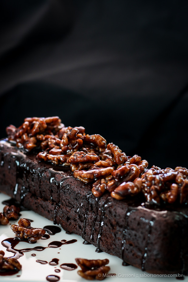 receita-de-bolo-de-chocolate-com-nozes-caramelizadas