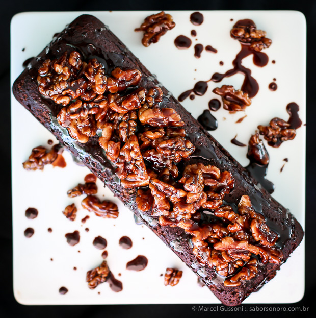 receita-de-bolo-de-chocolate-com-nozes-caramelizadas
