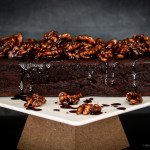 Receita de Bolo de chocolate com cobertura de nozes caramelizadas