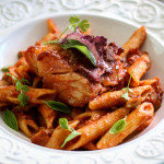 Penne com bacalhau e molho de tomate