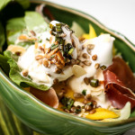 Salada de folhas, manga, parma e sorvete de limão.