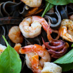 Macarrão Nero di Seppia com Camarão e Frutos do Mar