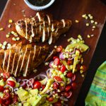 Frango grelhado, molho de chimichurri e salada de abacate, tomate e milho