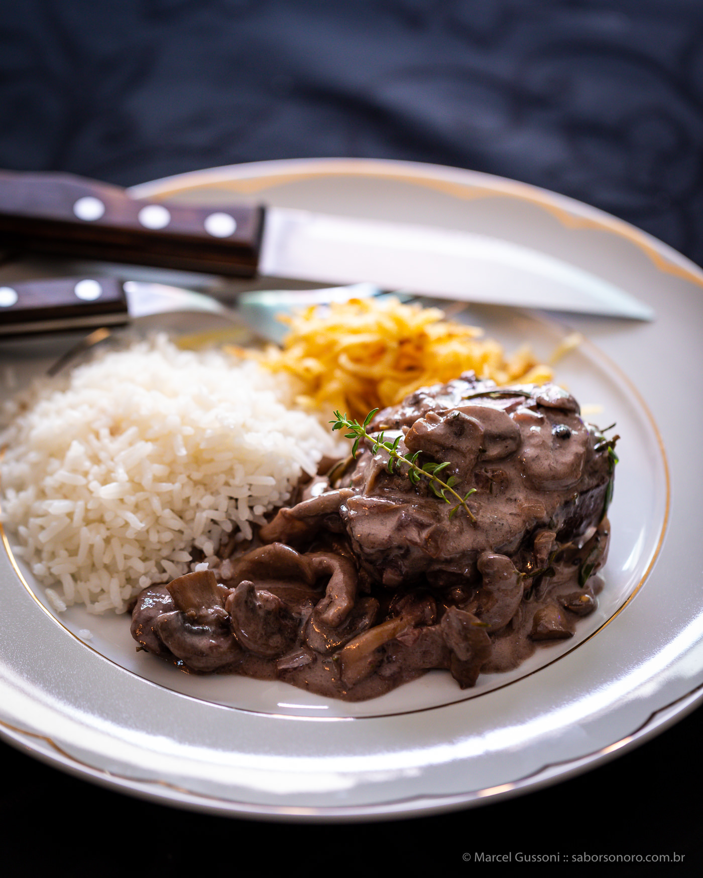 Filé ao molho de vinho e cogumelos - receita 