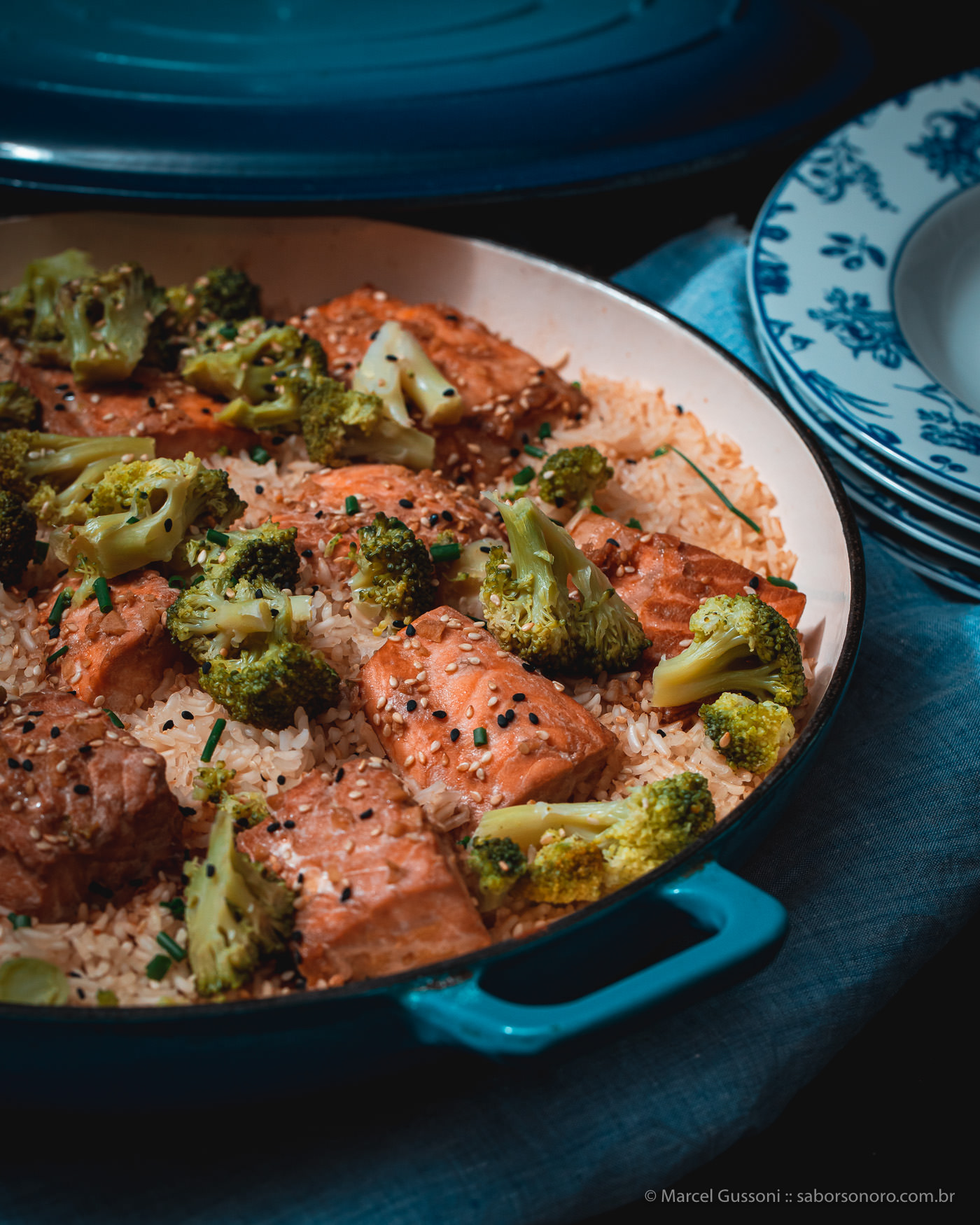 Salmão com arroz refogado no chá de capim cidreira e gengibre