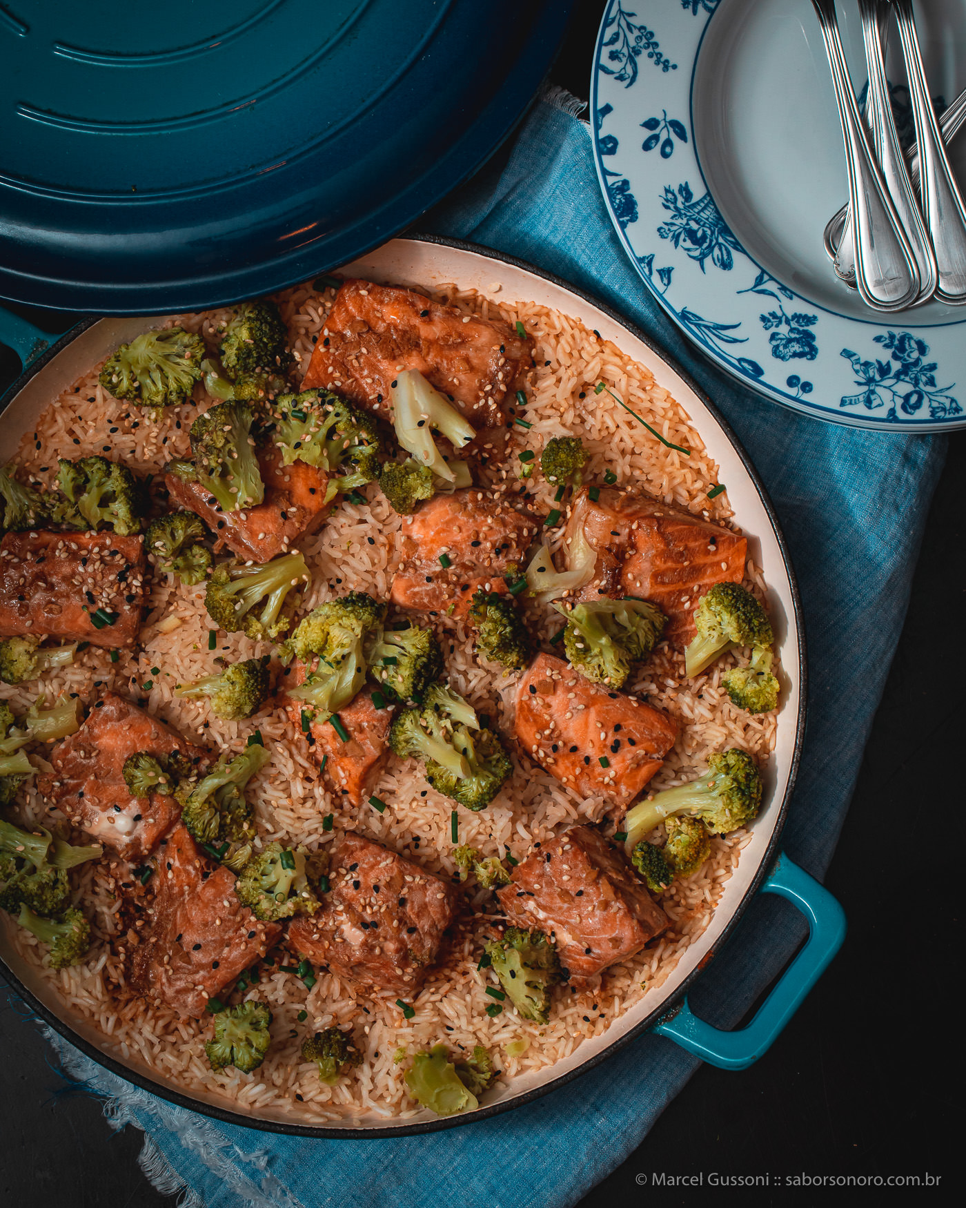 Salmão com arroz refogado no chá de capim cidreira e gengibre