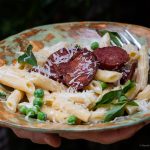 Penne ao molho branco, calabresa crispy e ervilhas