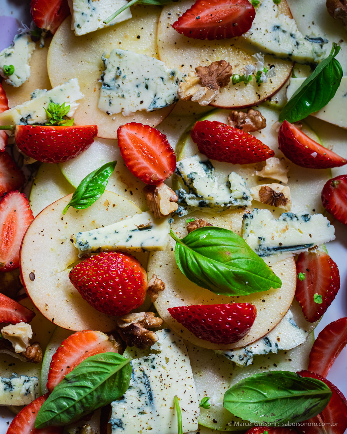 Salada de Morango, Maçã, Gorgonzola e Nozes - receita 